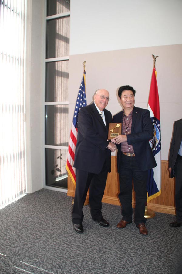 陳云庭先生接受美國(guó)密蘇里州富爾頓市市長(zhǎng)